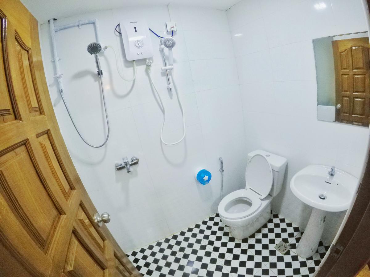 The Lodge Yangon Poshtel Екстериор снимка