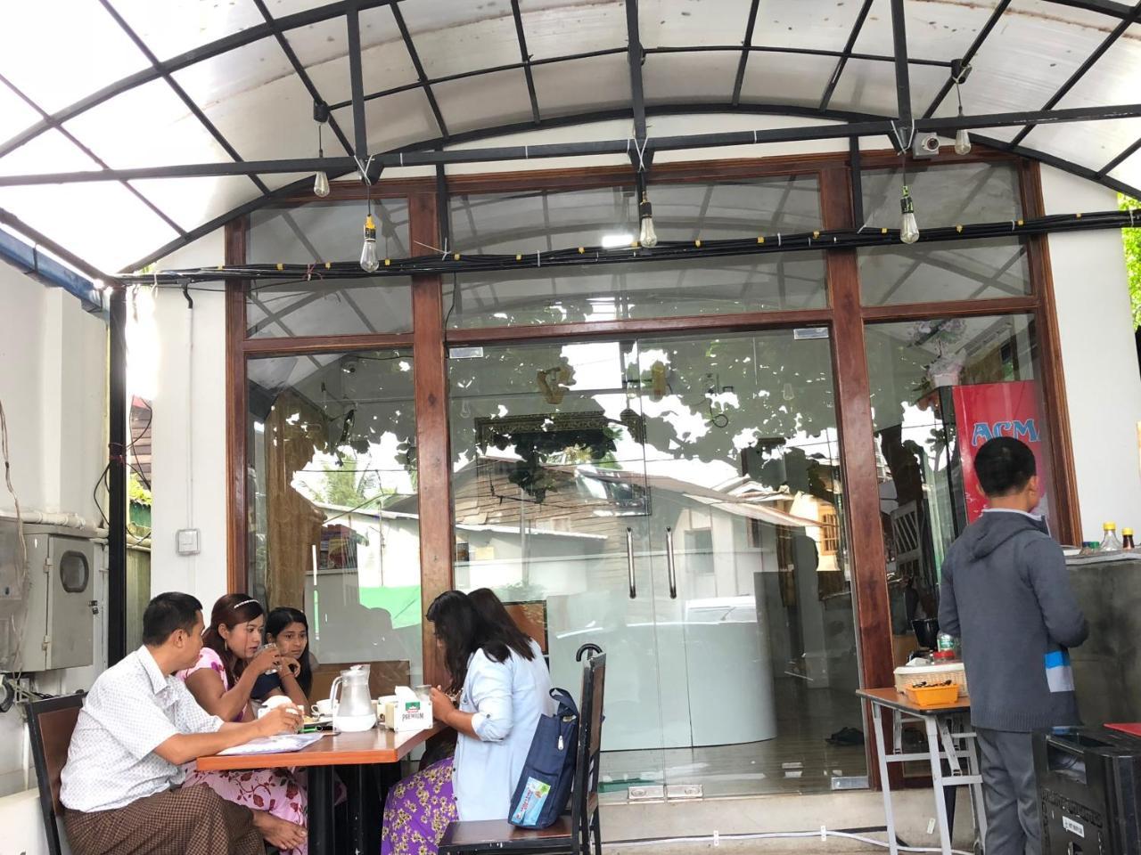 The Lodge Yangon Poshtel Екстериор снимка
