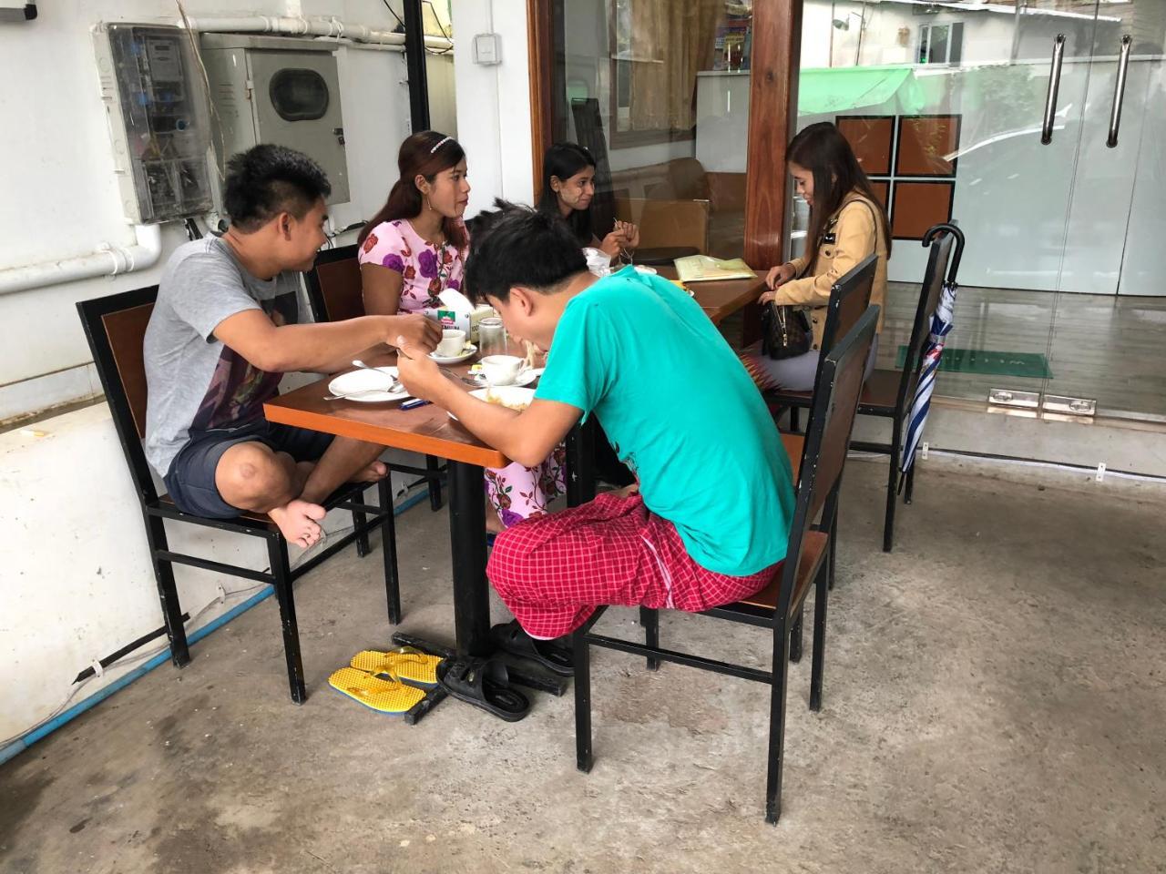 The Lodge Yangon Poshtel Екстериор снимка