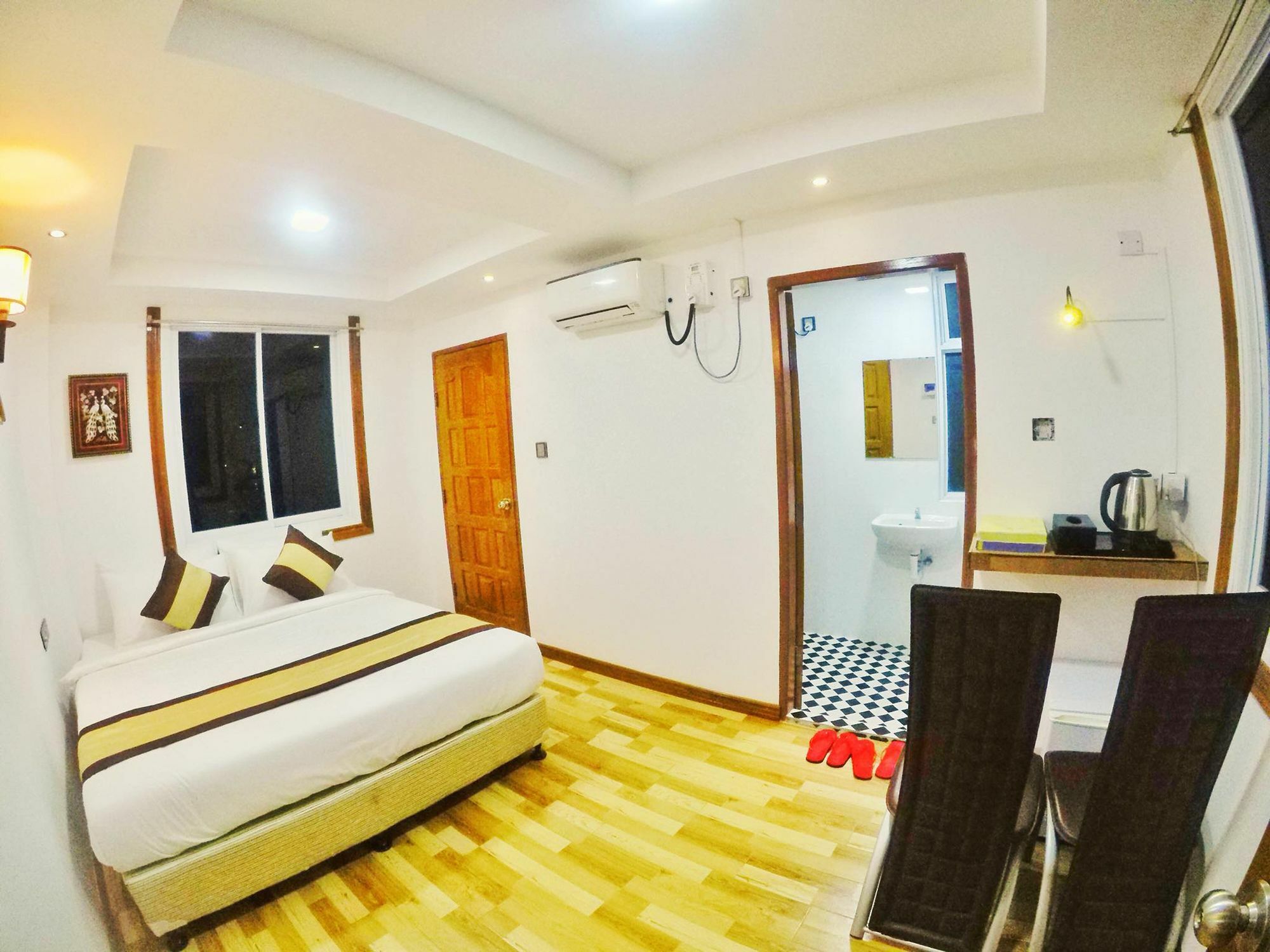 The Lodge Yangon Poshtel Екстериор снимка