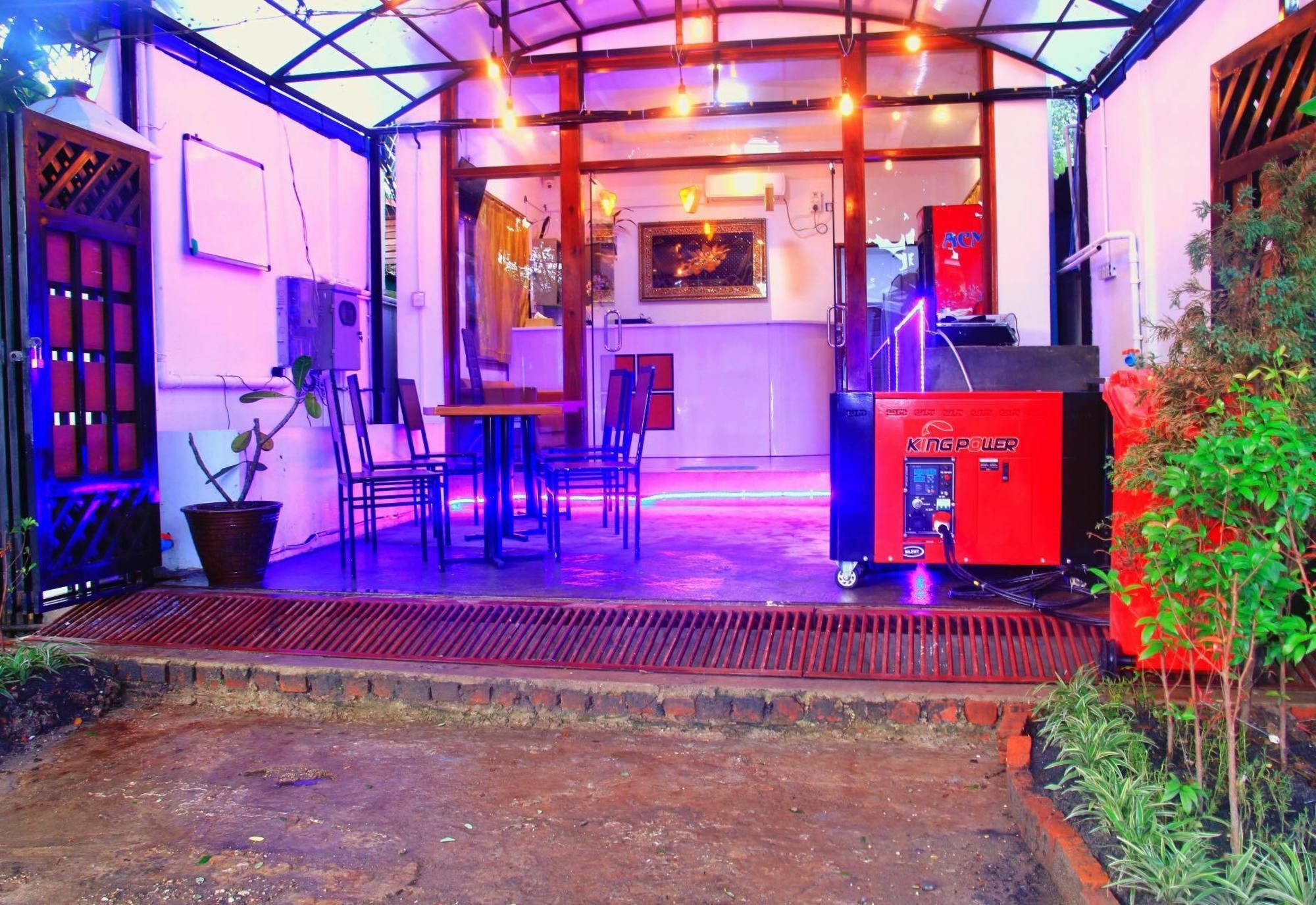 The Lodge Yangon Poshtel Екстериор снимка